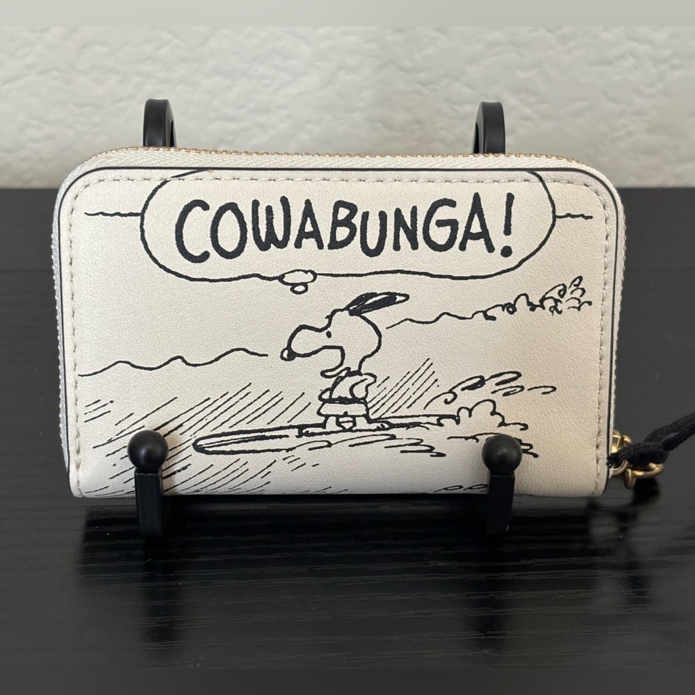 Coach White & Black W  Gold Hardware Peanuts SNOOPY Cartoon Wallet NWT - Picture 6 of 9